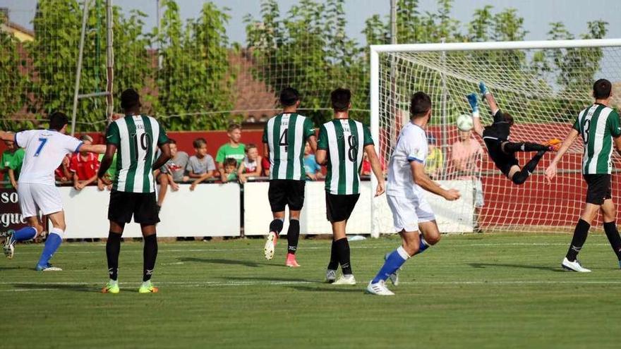Momento en el que entra el remate de Pablo Carnero en el primer gol del Rápido. // Rosana Vidal/Diari de Girona