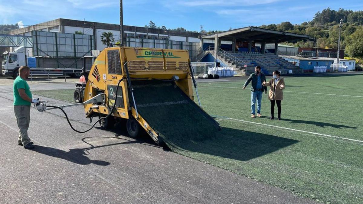 Trabajos de instalación de nuevo césped en el campo de O Carregal.