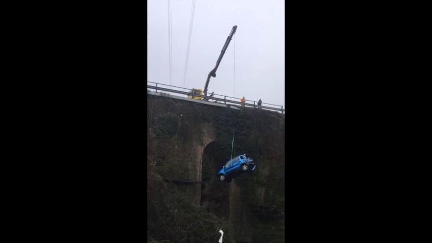 Ferida greu la conductora d'un cotxe en caure per un pont, a Berga