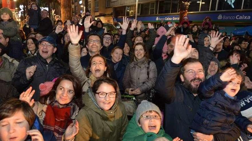 Numeroso público en la calle Gutiérrez Mellado. // Gustavo Santos