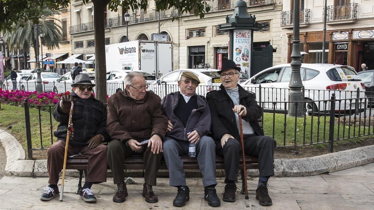 Economia  Pensiones  Jubilacion Un grupo de jubilados charlan en una plaza del centro de Valencia