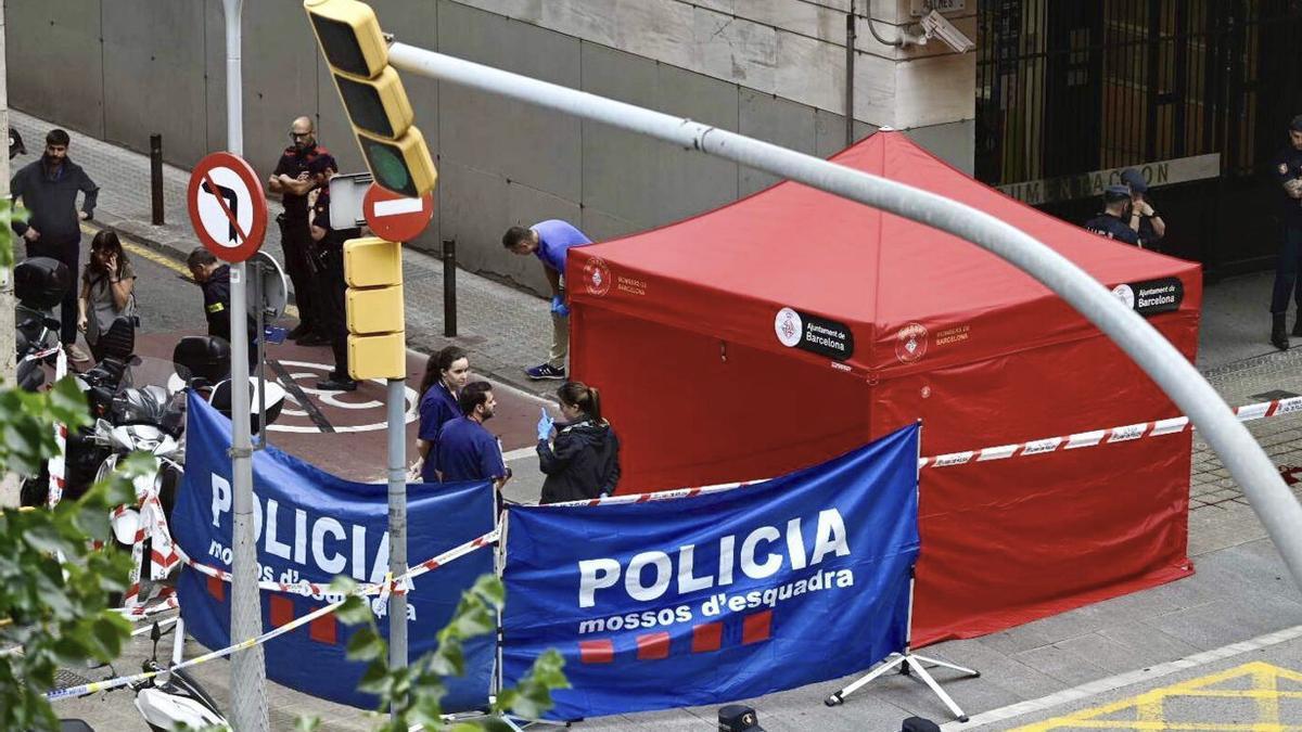 Dispositiu dels Mossos per l’assassinat d’un home al carrer de Balmes de Barcelona, ahir. | JORDI COTRINA
