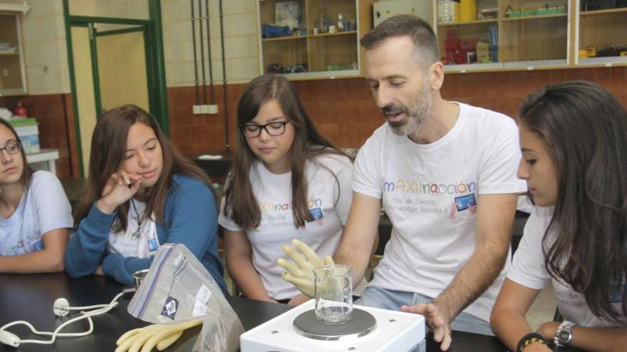 Alumnos del club de ciencia del Arcebispo Xelmirez II de Santiago con el profesor José Luis Martín.