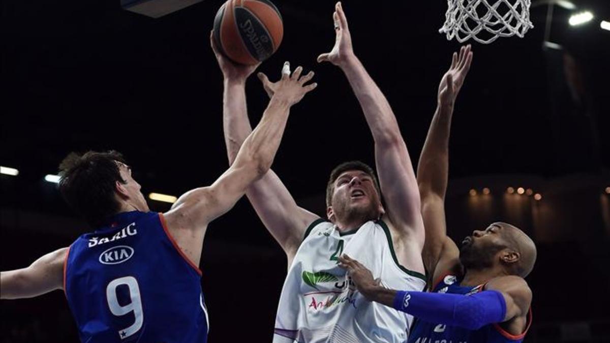 Unicaja no fue competitivo en Estambul y cayó ante el Anadolu Efes