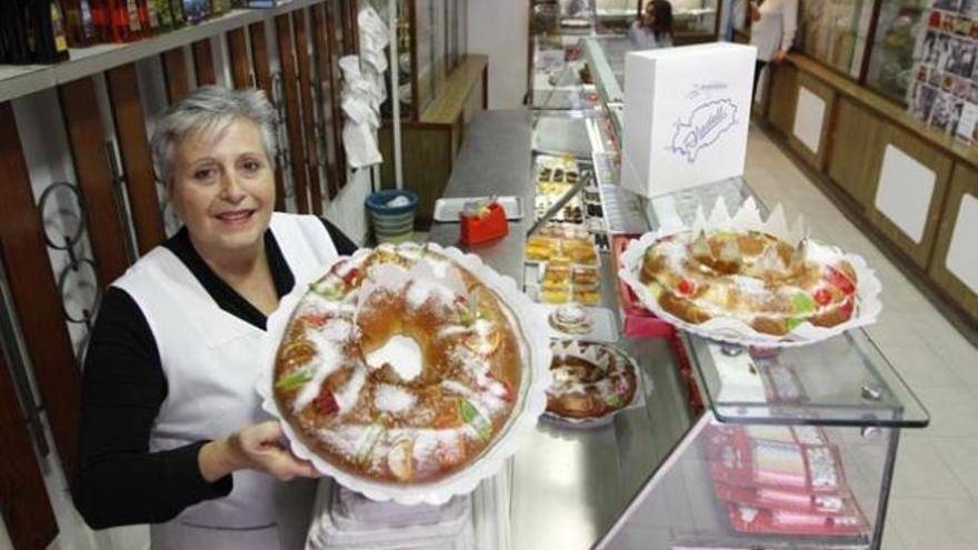 En Can Vadell elaboran roscones de Reyes desde hace 55 años. Ayer atendían los pedidos de la clientela más fiel.