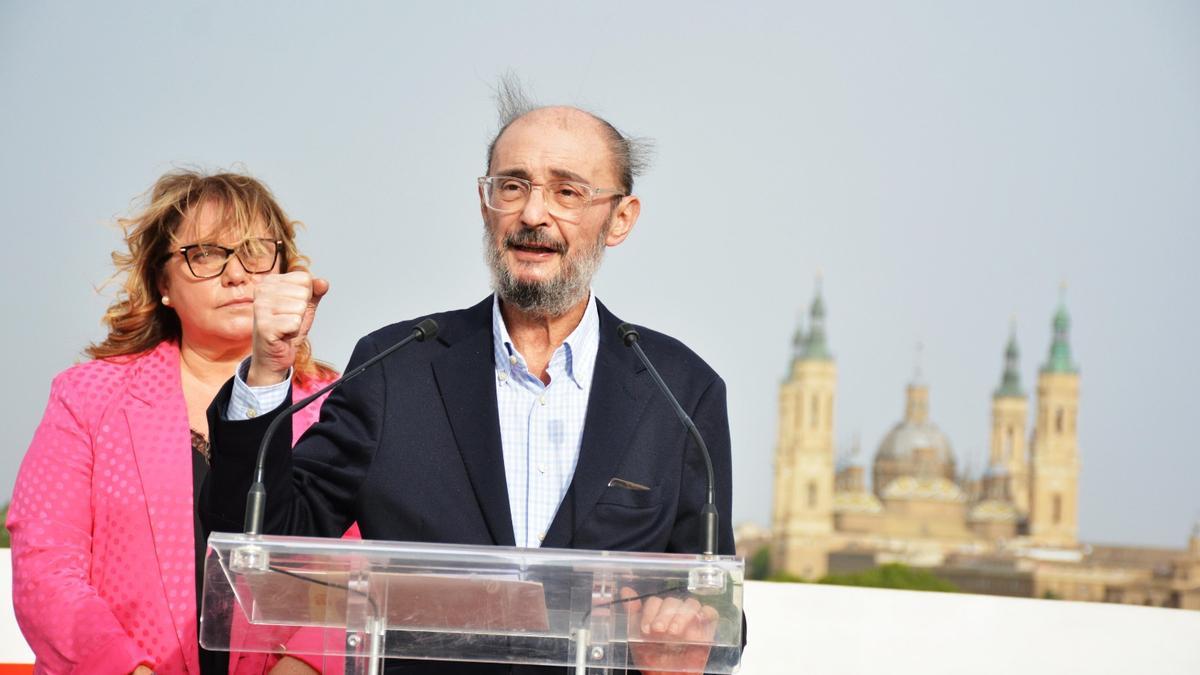 Rosa Serrano y Javier Lambán, en el acto del cierre de campaña del PSOE en Aragón, este jueves.