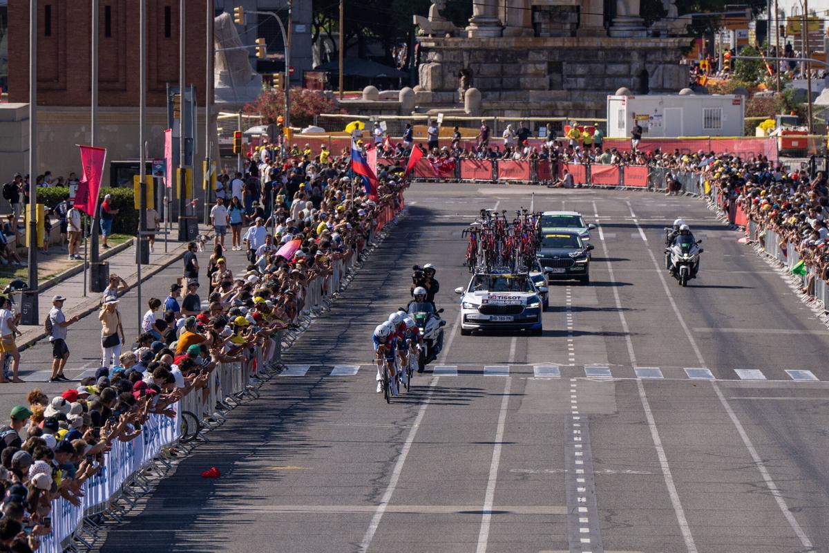 GROUPAMA-FDJ. Ciclistas en la primera etapa del Tour de France a su paso por Avenida Maria Crsitina