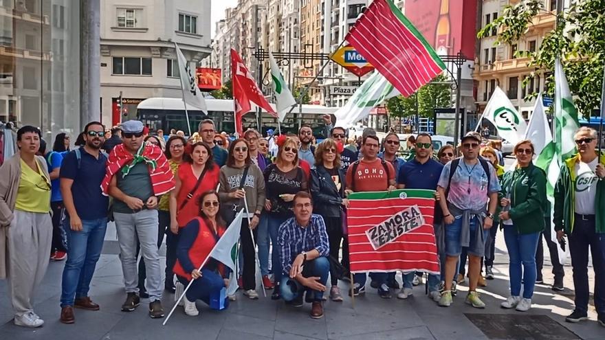 Funcionarios de Justicia de Zamora se manifiestan en Madrid durante la huelga indefinida.