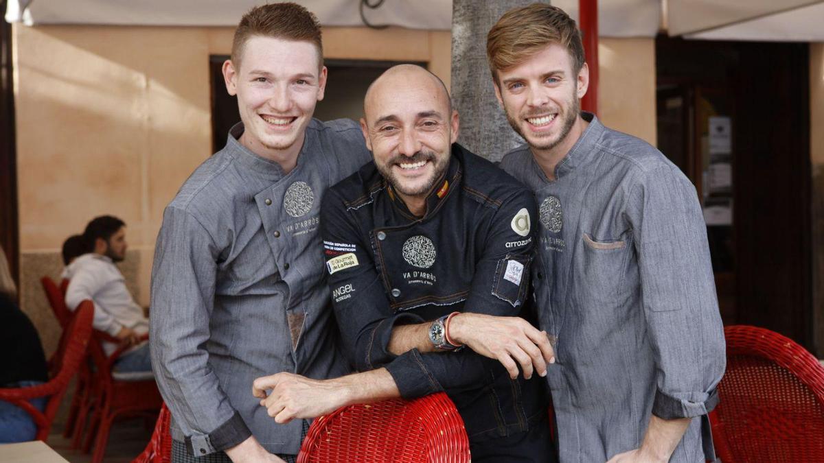 Kike Martí Cerdá (Mi.) mit seinen jungen Köchen Merlin Hennrich (li.) und Pedro Aguilo vor dem Va d’Arròs.  | FOTO: NELE BENDGENS