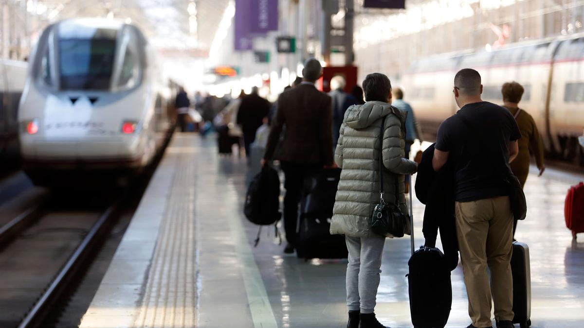 Viajeros del AVE en la estación Málaga María Zambrano.
