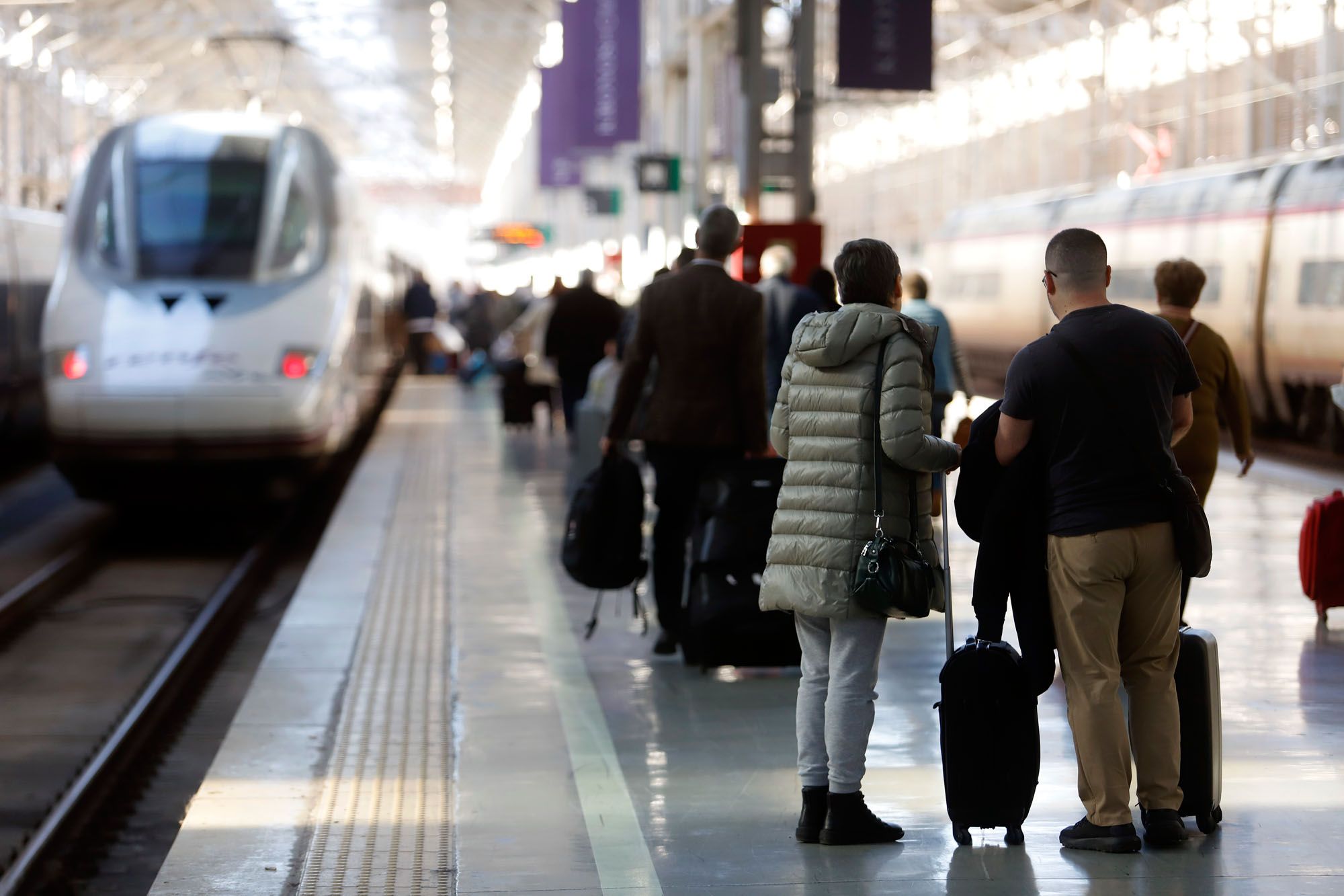 Viajeros del AVE en la estación Málaga María Zambrano, el 23 de diciembre.