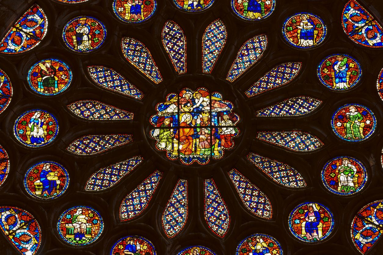 Las vidrieras de la catedral representan escenas tanto del mundo natural como del mundo sobrenatural