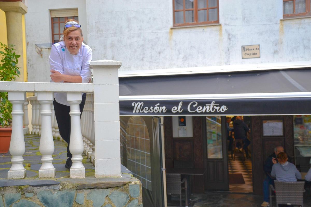 Mari junto a su restaurante en la plaza de Cupido de Puerto de Vega