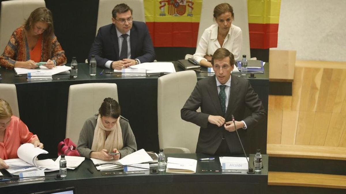 El alcalde de Madrid, José Luis Martínez-Almeida, durante el pleno de este martes.