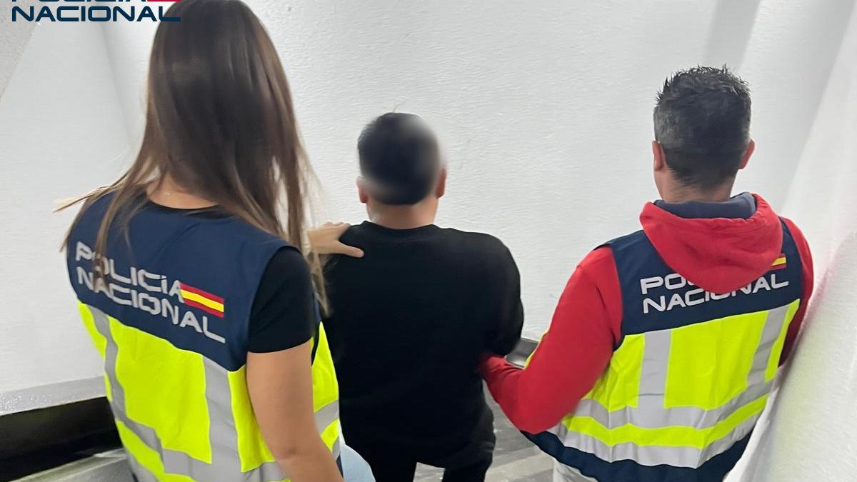 Agentes de la Policía Nacional custodian al detenido.