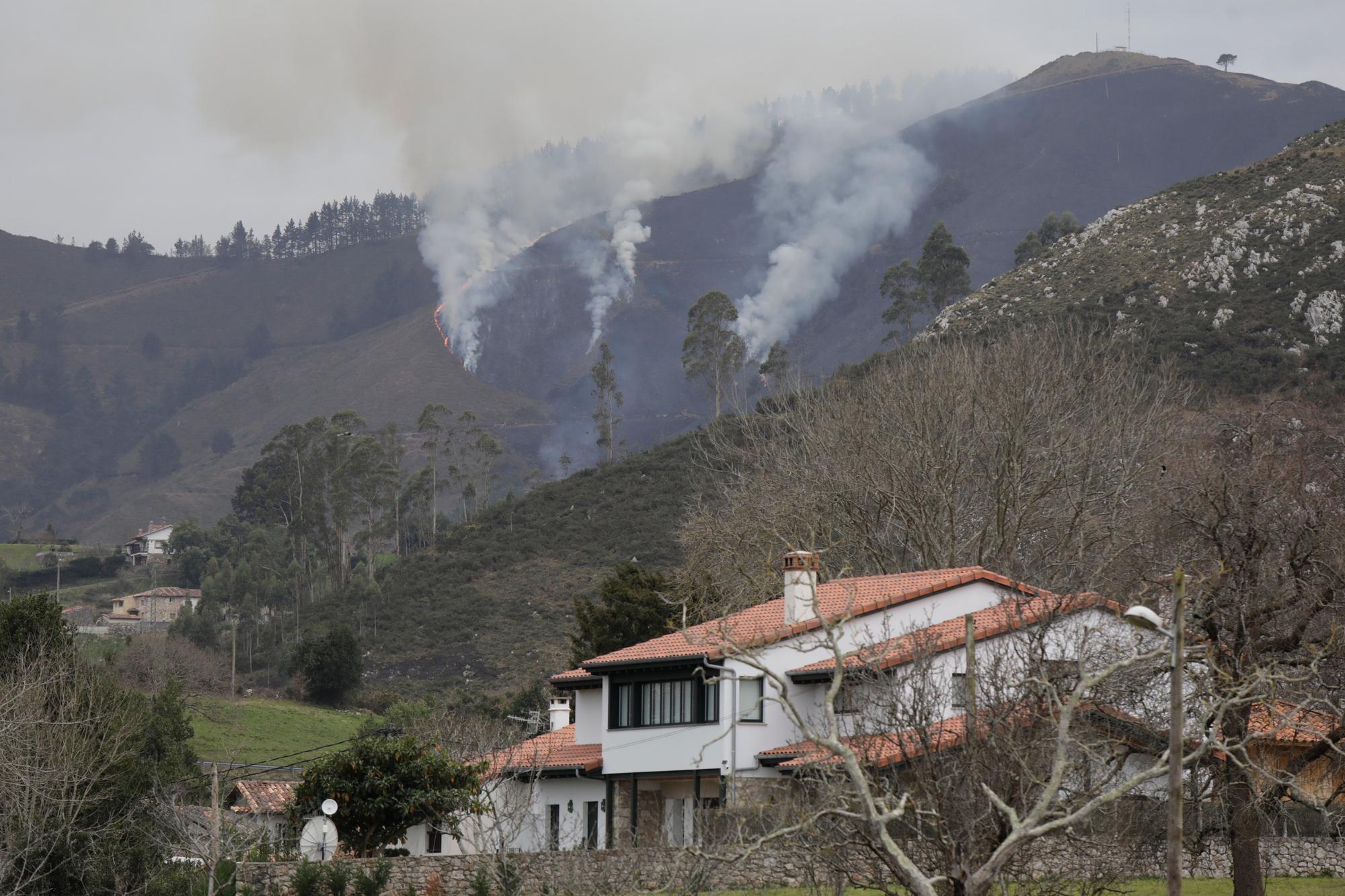 En imágenes: El fuego asedia Asturias, con 51 incendios activos