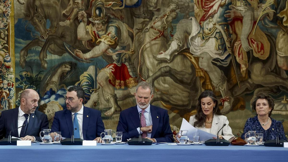 Por la izquierda, Juan Cofiño, Adrián Barbón, Felipe VI, la reina Letizia y Ana Isabel Fernández
