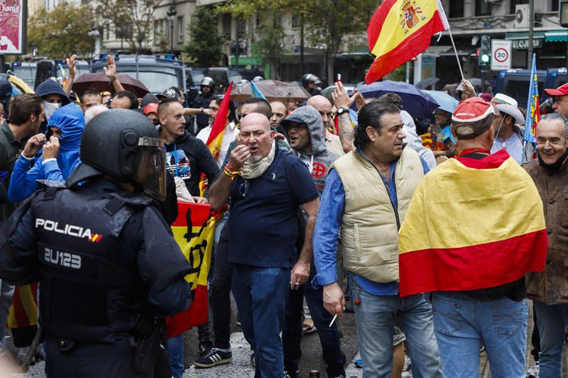 9 d'Octubre: Tensión en las manifestaciones en el centro de València