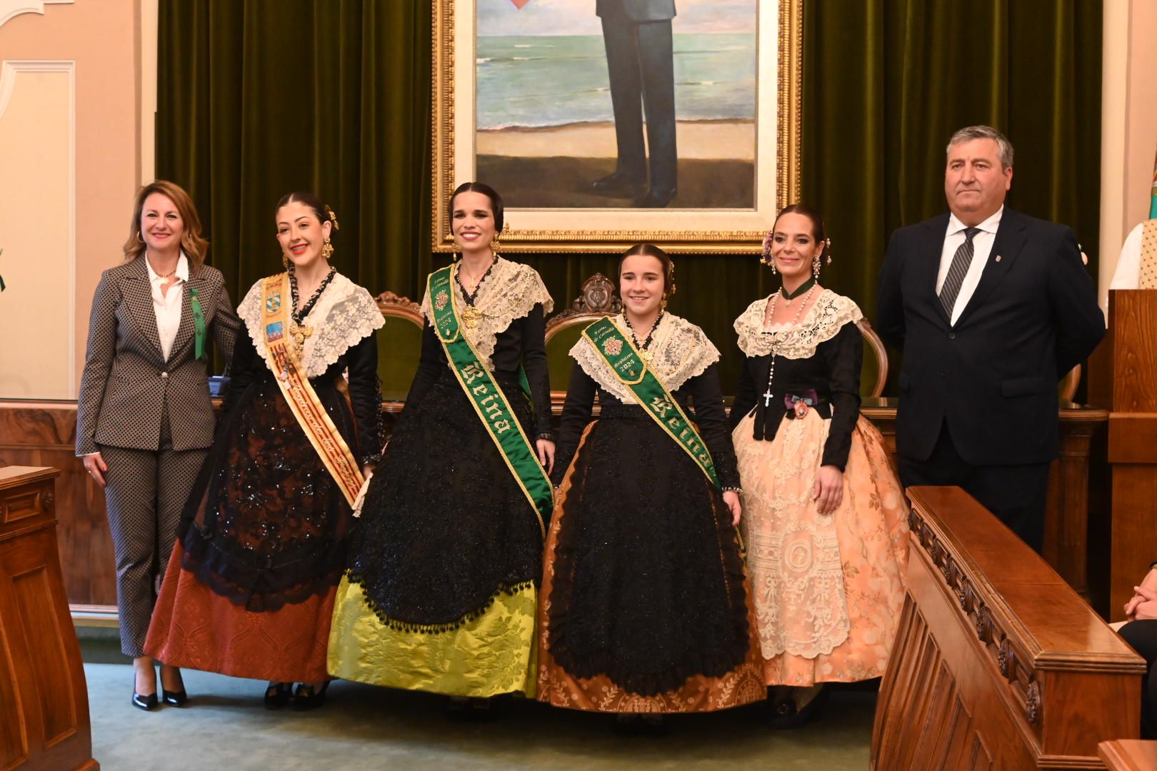 Galería de imágenes: Recepción de las reinas de los pueblos en el Ayuntamiento de Castelló