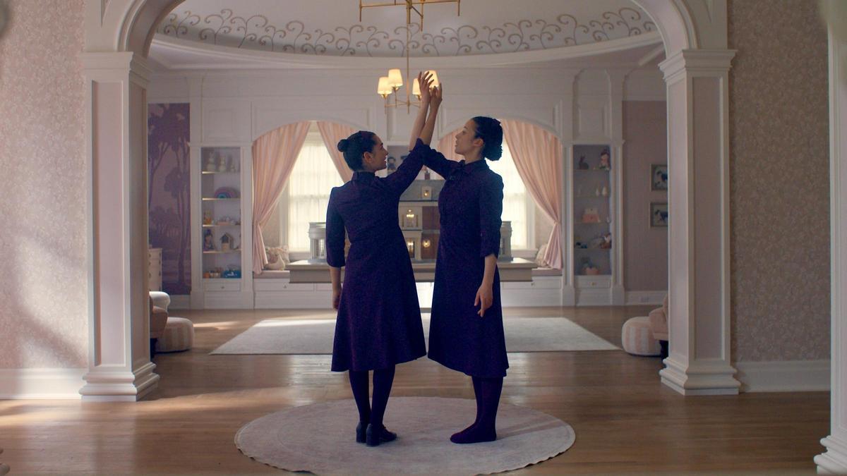 Matea Conforti (Becka) y Chase Infiniti (Agnes) en una imagen de 'Los testamentos'.