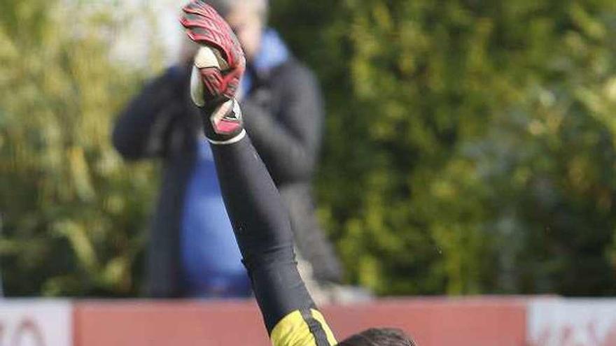 Mariño se estira por el balón durante el entrenamiento de ayer.