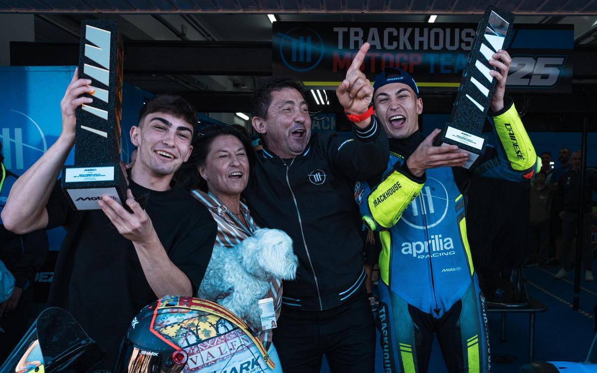 Adriá, Araceli, Juan Carlos y Raúl Fernández, la familia al completo celebrando el triunfo de 'Pitito'.
