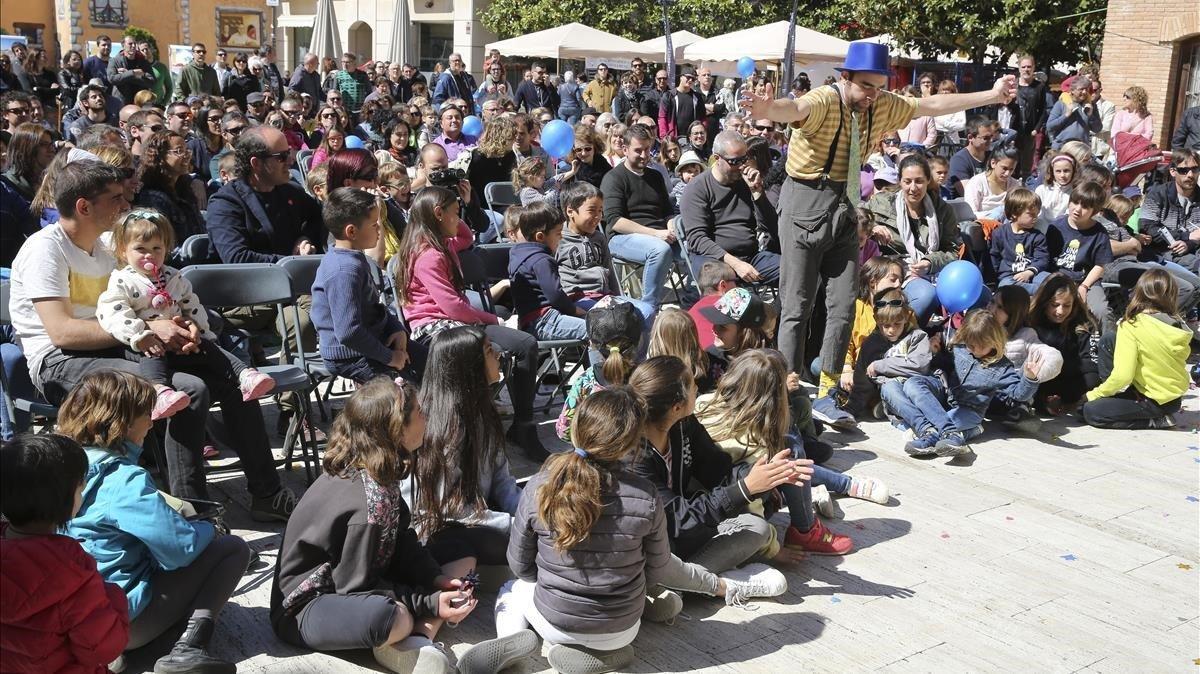 Mindanguillo buscando colaboradores infantiles en la Plaça Major.