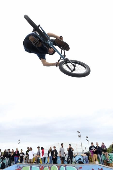 Espectáculo de BMX en el skatepark de Cimadevilla