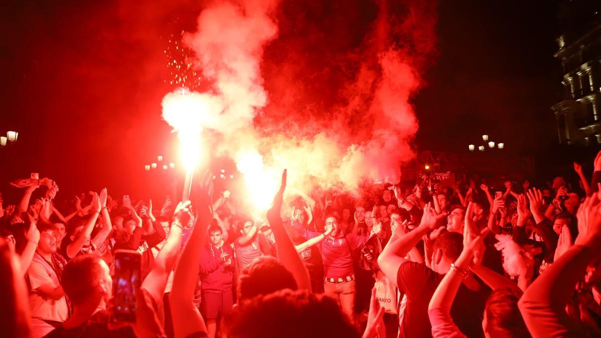 Cientos de aficionados del Córdoba CF en la fiesta del ascenso en Las Tendillas.