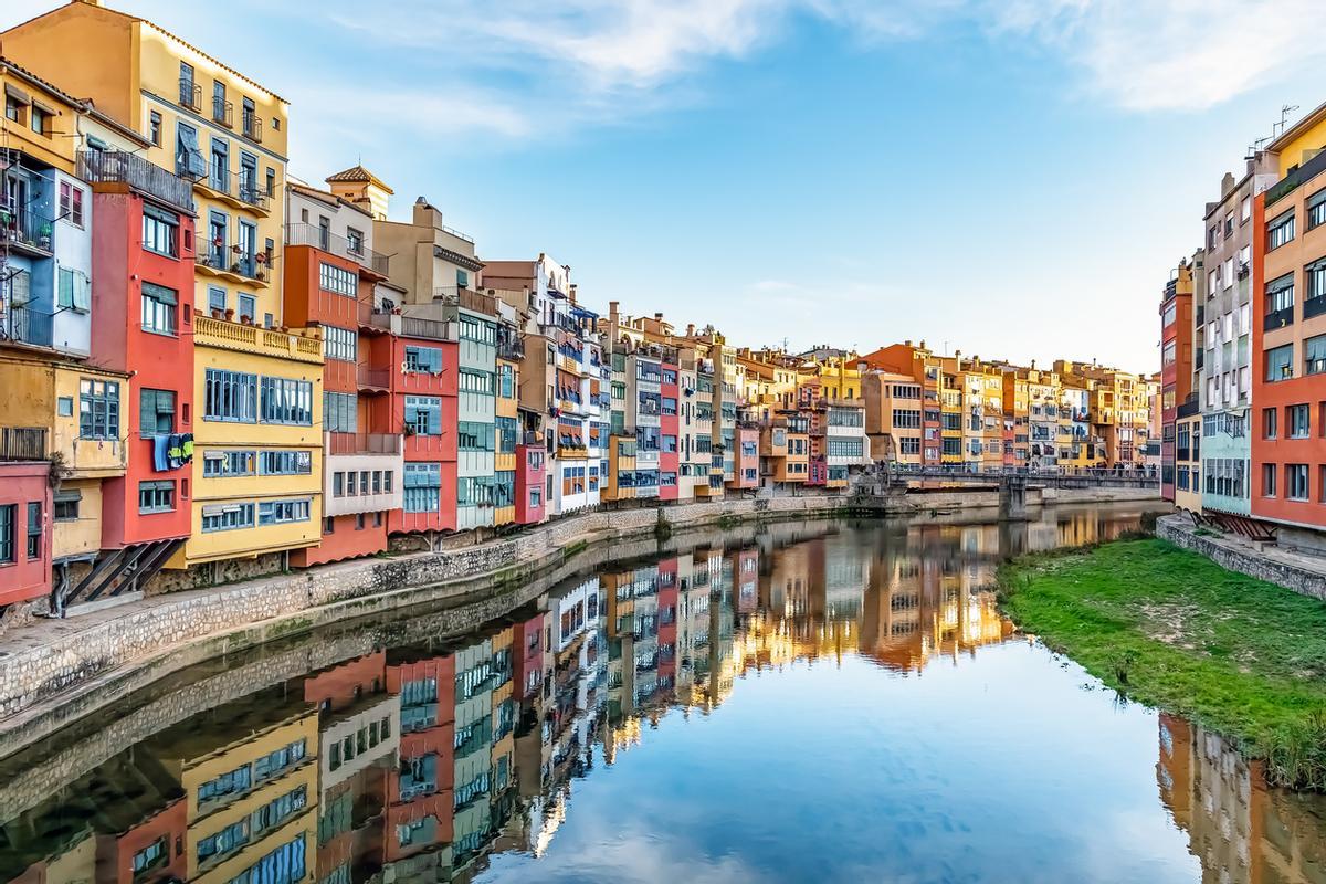 Casas coloridas a lo largo del río Onyar en Girona