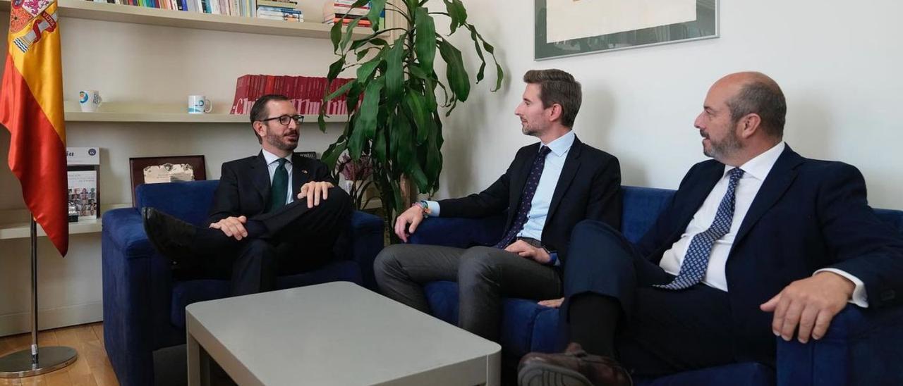 Víctor Soler, en el centro, con Javier Maroto y Pedro Rollán, en la mañana de ayer en el Senado.            levante-emv