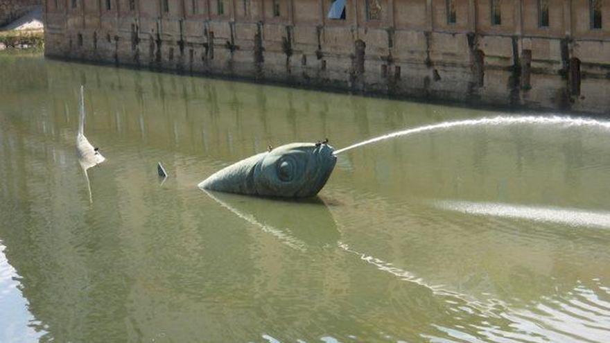 Escultura de la Sardina en el río