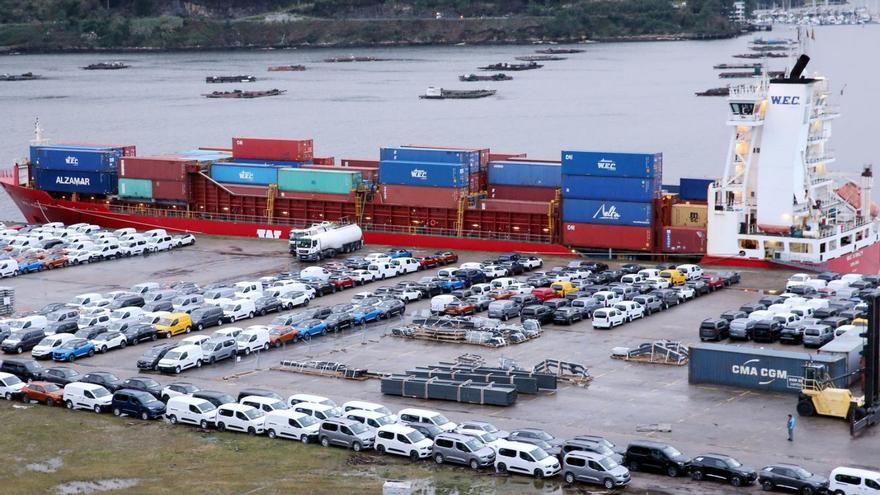 Coches de Stellantis Vigo, ayer en el muelle de Rande.