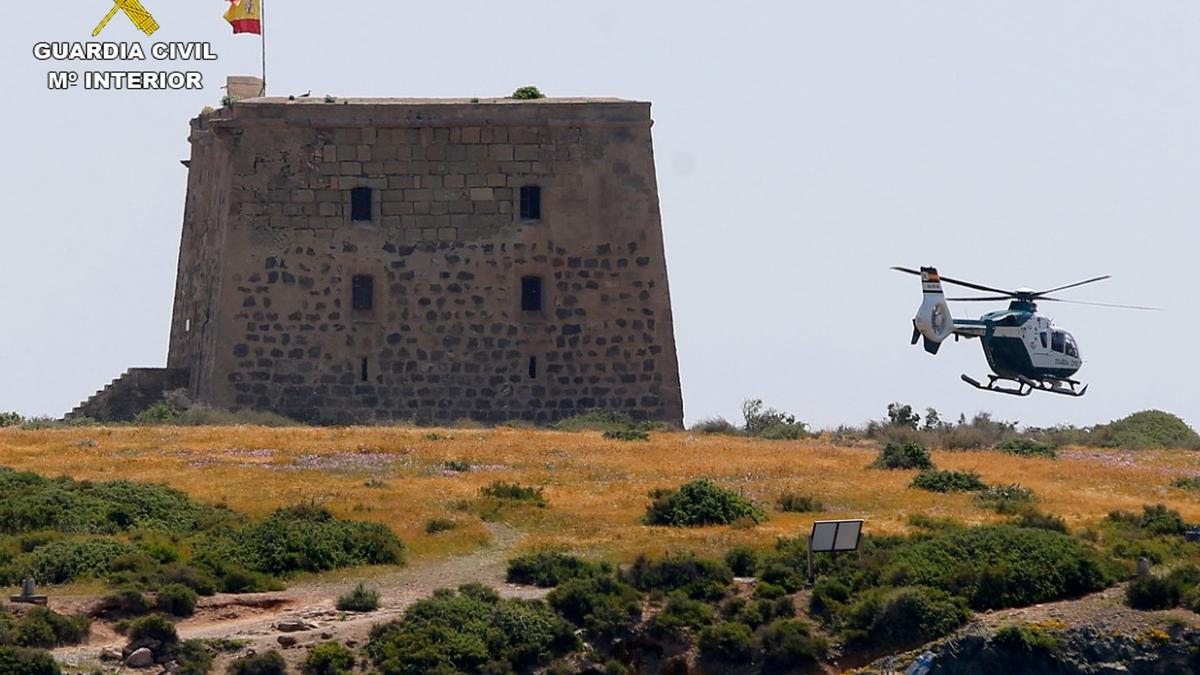 Un helicóptero de la Guardia Civil en Tabarca.
