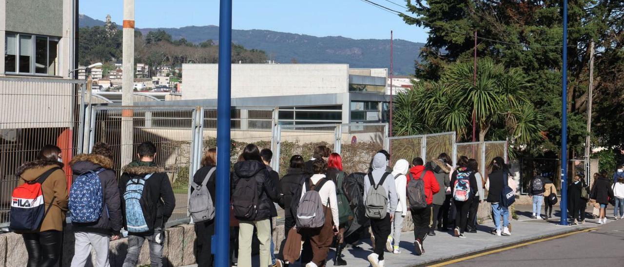 Alumnos saliendo de clase en un instituto gallego.