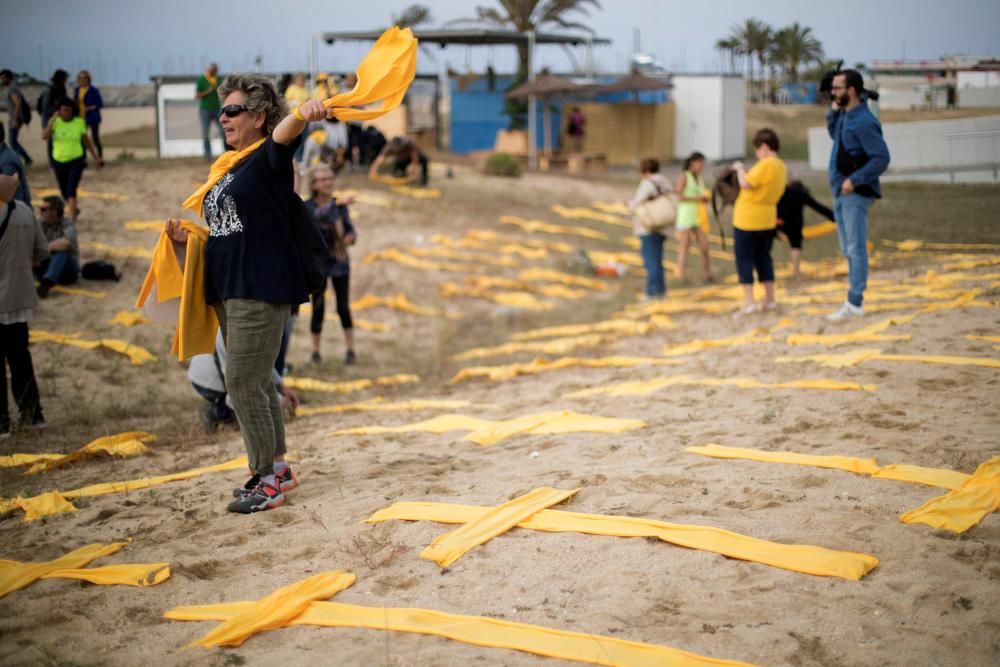 Estenen tovalloles grogues en forma de creu a la platja de Mataró