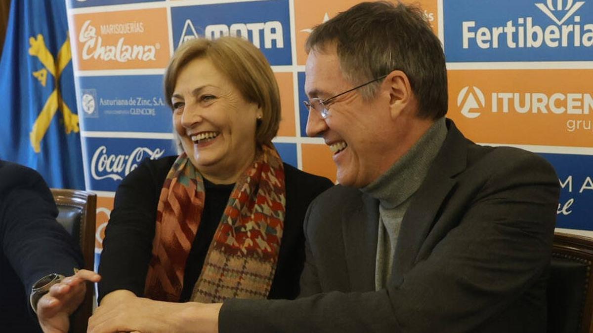 Mariví Monteserín y Philippe Meyran, en la firma de un pasado convenio de colaboración deportiva entre una fundación municipal y Arcelor.