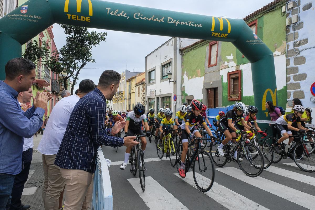 Peña junto a sus ediles animan a los participantes del Campeonato de Gran Canaria de Ciclismo Escuela.