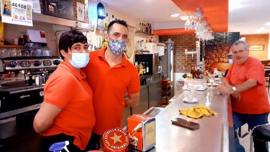 Sandra y Carlos Marí, propietarios del bar Brodis.