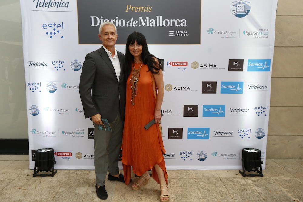 Diego González, ex director general de Esports del Govern de les Illes Balears, acudió a la gala y fiesta de los Premis Diario de Mallorca acompañado de su esposa, Ángela Rivas.