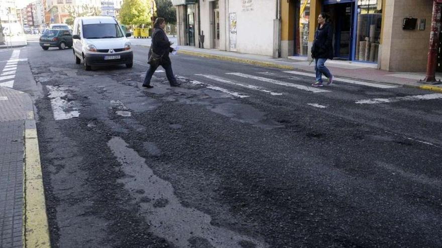 El firme de la N-640 a su paso por la casa consistorial de Vilagarcía presenta un estado lamentable pese a los continuos parches.  // Noé Parga