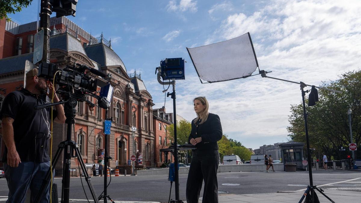 La corresponsal de CNN en la Casa Blanca, Betsy Klein, informando desde la Avenida Pensilvania después de que a ella y a otros empleados de CNN se les negara el acceso a la Casa Blanca en Washington DC.