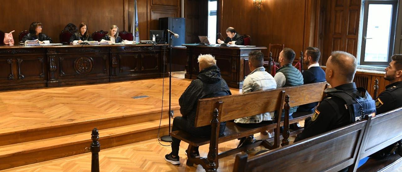 Los acusados ante el tribunal de la Audiencia Provincial de Pontevedra.