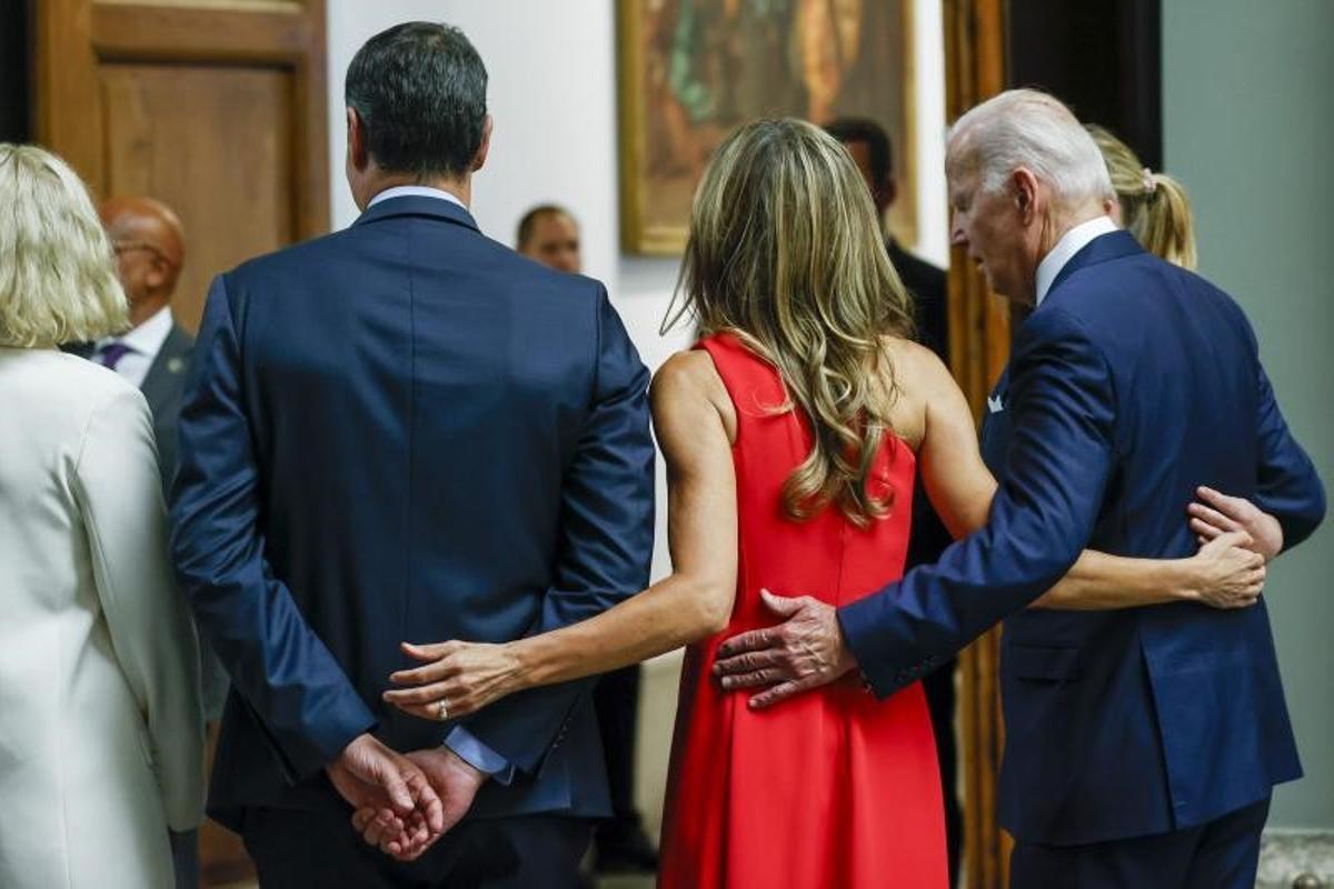 El presidente del Gobierno, Pedro Sánchez (2i), y su mujer, Begoña Gómez (2d), junto al presidente de Estados Unidos, Joe Biden, a su llegada a la cena euroatlántica que el líder socialista ofrece a los jefes de Estado y de Gobierno de la Alianza y de la UE, este 29 de junio de 2022 en el Museo del Prado, en Madrid. El presidente del Gobierno, Pedro Sánchez (2i), y su mujer, Begoña Gómez (2d), junto al presidente de Estados Unidos, Joe Biden, a su llegada a la cena euroatlántica que el líder socialista ofrece a los jefes de Estado y de Gobierno de la Alianza y de la UE, este 29 de junio de 2022 en el Museo del Prado, en Madrid.