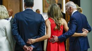 El presidente del Gobierno, Pedro Sánchez (2i), y su mujer, Begoña Gómez (2d), junto al presidente de Estados Unidos, Joe Biden, a su llegada a la cena euroatlántica que el líder socialista ofrece a los jefes de Estado y de Gobierno de la Alianza y de la UE, este 29 de junio de 2022 en el Museo del Prado, en Madrid.