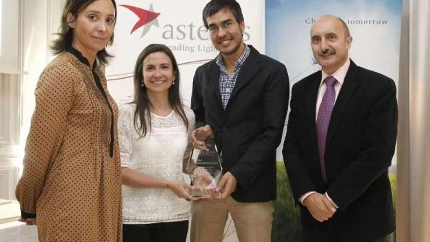 En el centro, los doctores Lidia Pérez y Juan García Gavín, junto a Margot Kubosch y Alipio Gutiérrez, responsable de comunicación de Astellas y uno de los miembros del jurado, respectivamente.