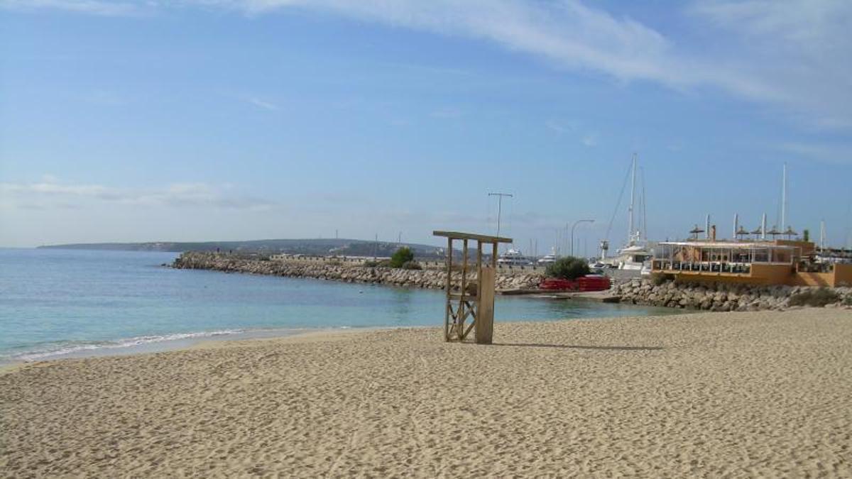 Torre del socorrista en la playa de L'Oratori de Portals Nous.