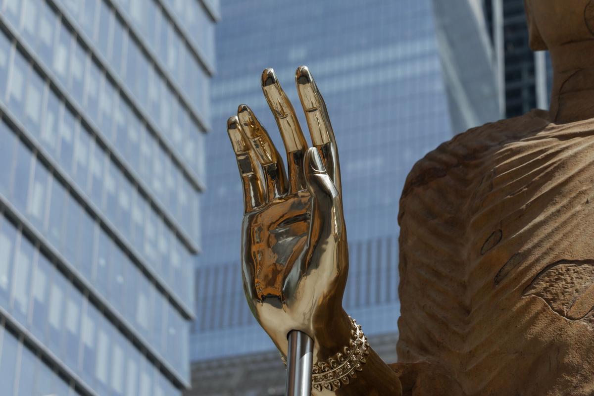 La obra, titulada 'The Light That Shines Through the Universe', es una creación del artista vietnamita-estadounidense Tuan Andrew Nguyen y ocupa el High Line Plinth, el espacio destinado a instalaciones dentro del icónico parque urbano neoyorquino.