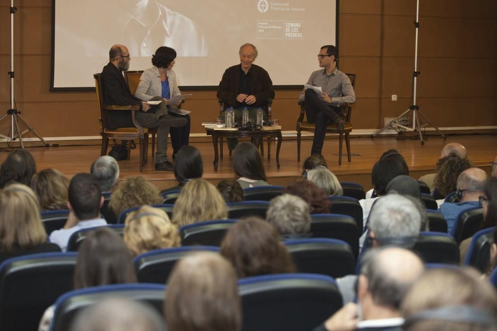 Richard Ford en un encuentro con estudiantes y profesores en la Facultad y Filosofía y Letras