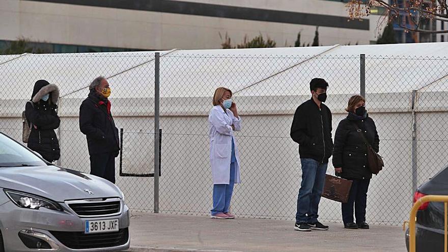 Imagen del hospital de campaña de La Fe de València, ayer.  | J.M.LÓPEZ